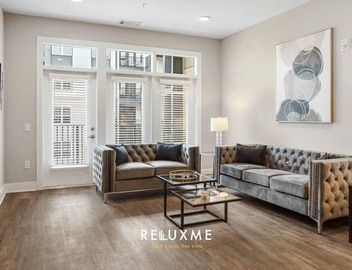 Reluxme| Uptown 2BR Condo w/Skyline View & Sauna 2