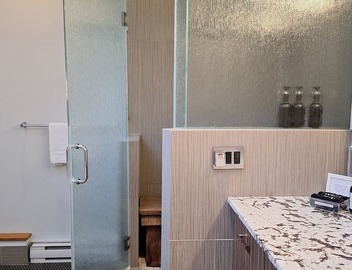 Stylish Gastown Loft/Soaker Tub, Steam Shower & Wood Stove 4
