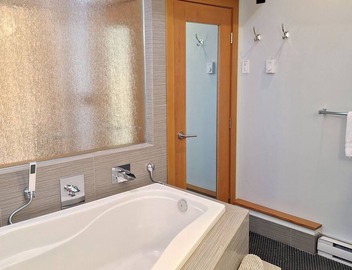 Stylish Gastown Loft/Soaker Tub, Steam Shower & Wood Stove 5