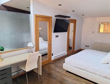 Stylish Gastown Loft/Soaker Tub, Steam Shower & Wood Stove 5