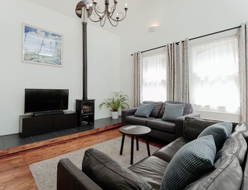 Luxury Harbourside Apartment with Balcony 4