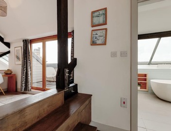 Luxury Harbourside Apartment with Balcony 2