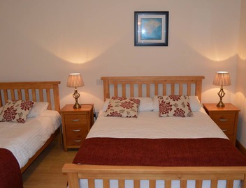 Apt sleeps 5 within walking distance to city, park 10 min walk and zoo 15 min 5