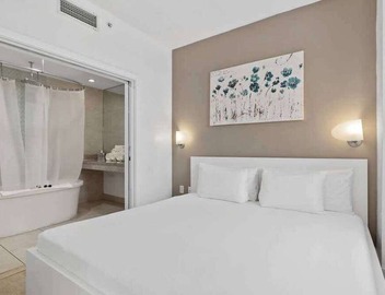 Miami Ocean Drive 1BR APT & Rooftop Pool Access 3