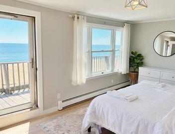 Plum Island Sunkisser: Beachfront & Views! Condo 4