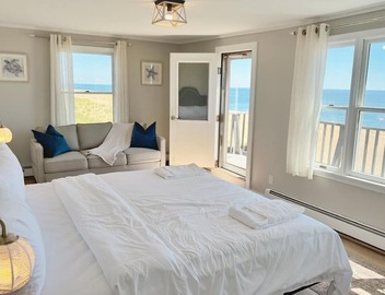 Plum Island Sunkisser: Beachfront & Views! Condo 3