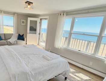 Plum Island Sunkisser: Beachfront & Views! Condo 5