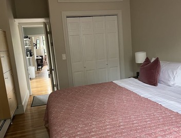 Cozy, Adorable 1-bedroom apartment - in tourist area. Sleeps 4 3