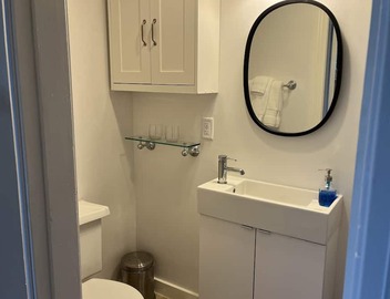 Cozy, Adorable 1-bedroom apartment - in tourist area. Sleeps 4 5