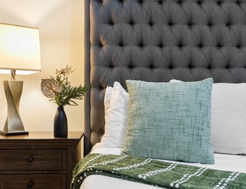 20% OFF Monthly | 10% OFF Weekly-Modern Condo Steps to St. Charles Ave & Close to FQ 4