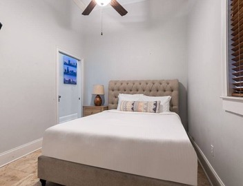 20% OFF Monthly | 10% OFF Weekly-Modern Condo Steps to St. Charles Ave & Close to FQ 2