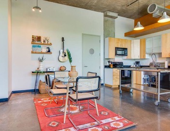 Stylish Loft Near Downtown Broadway! 2