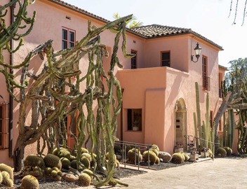 Rare West Beach Studio #4 — blocks to the Beach, Downtown State St & Funk Zone 5