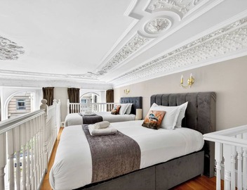 Luxury Apartment with Balcony, King Beds & A/C near Hyde Park 2