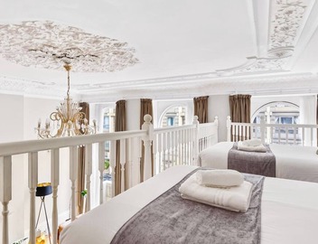 Luxury Apartment with Balcony, King Beds & A/C near Hyde Park 3