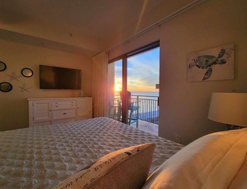 Origin 1305: Sunset-View Studio w/Balcony! Free Fun! 4