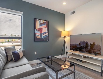 Comfy Mar Vista 1BR w/in-unit W/D + Gym near Venice Beach by Blueground 2