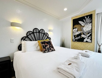 *Pool, spa, two balconies, park views!* 3