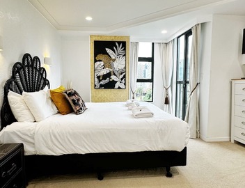 *Pool, spa, two balconies, park views!* 2