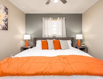 By Hospitals 🏥 & Downtown 🌆 | 3TVs| King 🛏 2