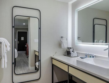 Look No Further! Free Parking & Gym. Minutes to the Best Restaurants & Shopping 2