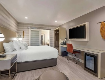 Look No Further! Free Parking & Gym. Minutes to the Best Restaurants & Shopping 4
