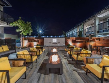 Look No Further! Free Parking & Gym. Minutes to the Best Restaurants & Shopping 3
