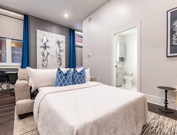 ⚜️ Perfect Downtown 1 Bedroom plus Queen Sleeper Sofa & Private Terrace ⚜️ - The Livingston 5