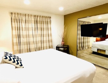 Condo,2Bedrooms,Sale,Strip,BOOK,Las Vegas,LVCC,wifi,SALE,pool,summer, Labor Day 2