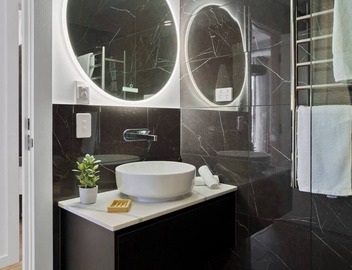 The Retreat at Saddlers House with Private Balcony 4