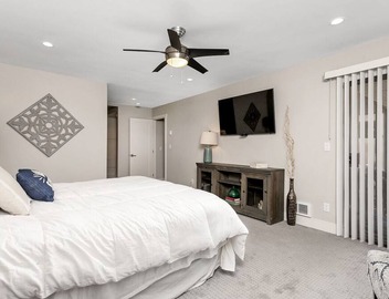 Endless Summer Ocean View Condo, Fast Wifi, Walk to Racetrack, Dining 4