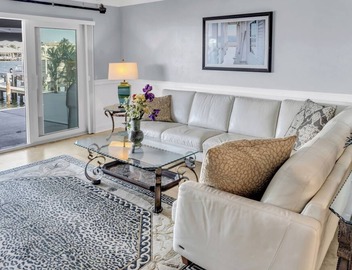 Luxury Waterfront Townhouse, Private Hot Tub , Weekend Rentals 5