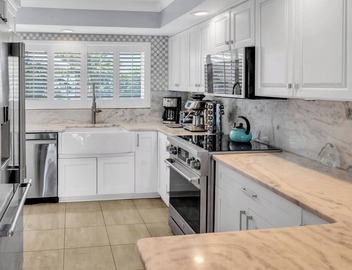 Luxury Waterfront Townhouse, Private Hot Tub , Weekend Rentals 4