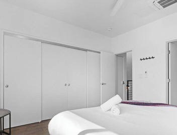Central Condo w/Balcony, Close to DT & Food 4