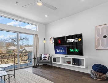 Central Condo w/Balcony, Close to DT & Food 4