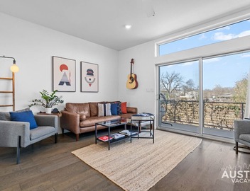 Central Condo w/Balcony, Close to DT & Food 3