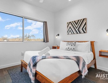 Central Condo w/Balcony, Close to DT & Food 2