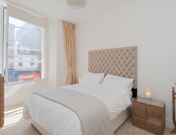 A bright, spacious first floor apartment in one of the best locations in Edinburgh! 2