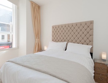 A bright, spacious first floor apartment in one of the best locations in Edinburgh! 3