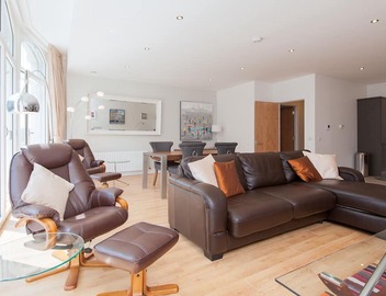 A bright, spacious first floor apartment in one of the best locations in Edinburgh! 5