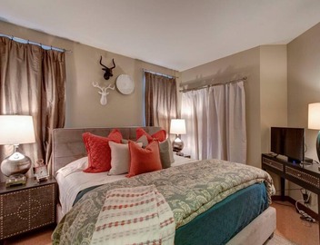 Fabulous 2 Bedroom Suite in the City! King Beds/Secured Parking & Indoor Pool! 4