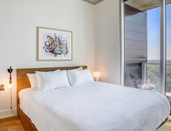 Historic Rainey Street condo - stunning lake-view balcony - rooftop pool & gym 4