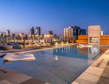 Historic Rainey Street condo - stunning lake-view balcony - rooftop pool & gym 3