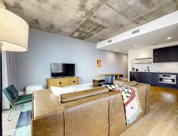 Luxe Rainey St High Rise | Heated Pool | Fireworks 4