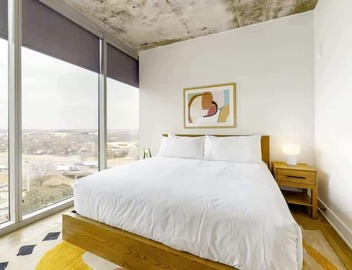 Luxe Rainey St High Rise | Heated Pool | Fireworks 2