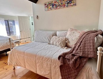 Superb Location! Heart of Old Port-Spacious Apartment 4