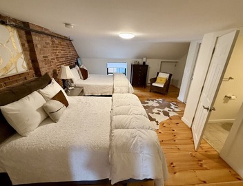 Superb Location! Heart of Old Port-Spacious Apartment 2