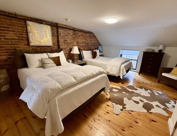 Superb Location! Heart of Old Port-Spacious Apartment 3