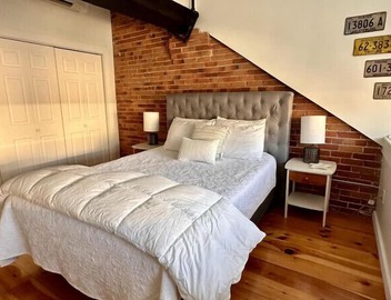 Superb Location! Heart of Old Port-Spacious Apartment 5