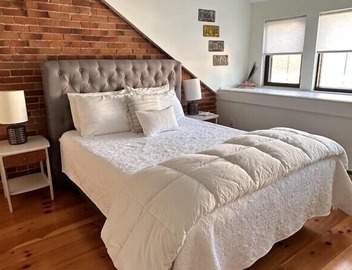 Superb Location! Heart of Old Port-Spacious Apartment 2